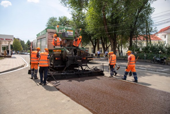 (FOTO) La Orhei a început o nouă etapă de renovare a infrastructurii rutiere